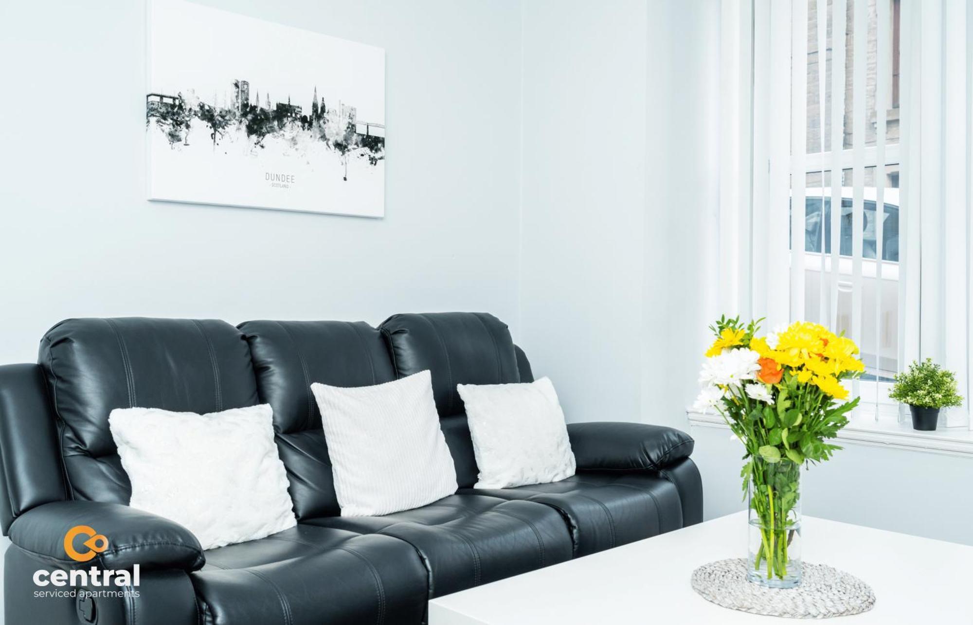 Central Serviced Apartments - 2 Bedroom - Ground Floor - Monthly & Weekly Bookings Welcome - Free Street Parking - 2 Double Beds - Wifi - Smart Tvs In Rooms - Fully Equipped - Heating 24-7 - Contractor & Short Stay Favourite Dundee Eksteriør bilde