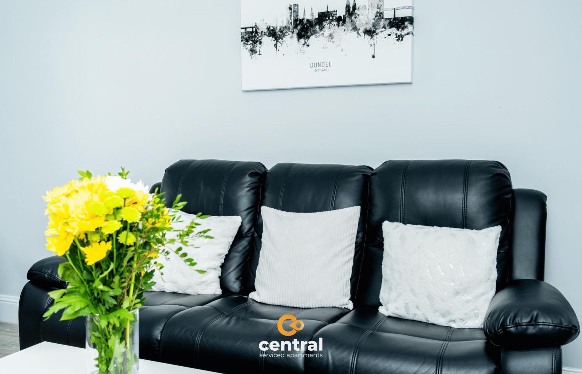 Central Serviced Apartments - 2 Bedroom - Ground Floor - Monthly & Weekly Bookings Welcome - Free Street Parking - 2 Double Beds - Wifi - Smart Tvs In Rooms - Fully Equipped - Heating 24-7 - Contractor & Short Stay Favourite Dundee Eksteriør bilde